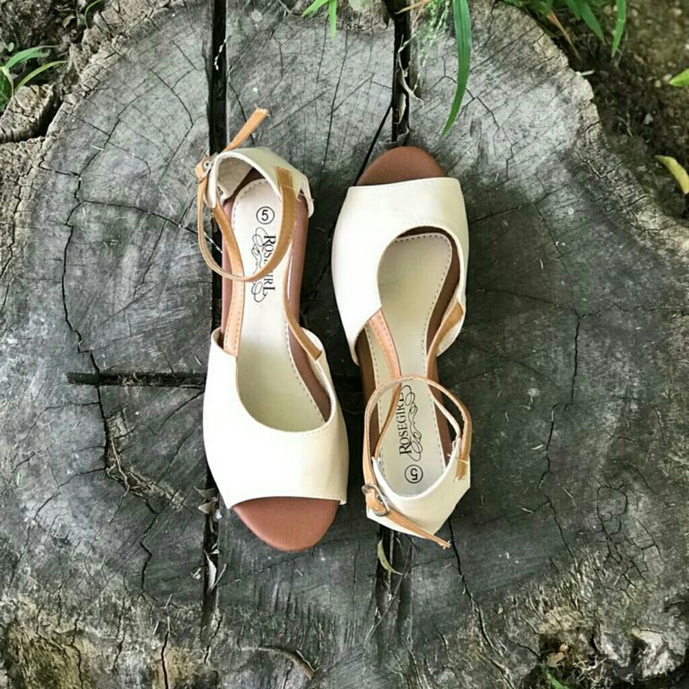 TAUPE FLATS